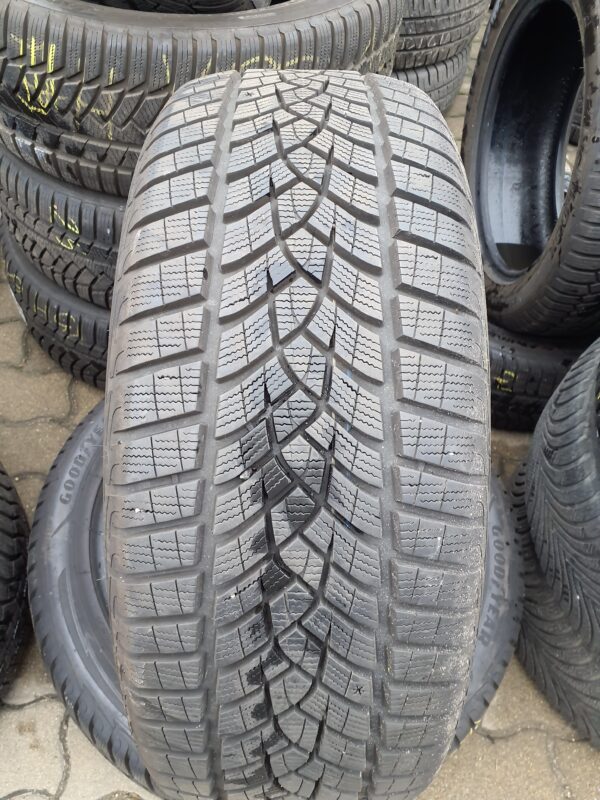 Goodyear UltraGrip Performance + 235/50 R 19 103 V | téli   DOT4320 7.5 mm
