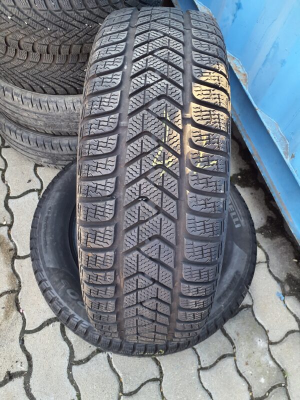 Pirelli SottoZero 3 215/65 R 16 98 H | téli   DOT2621 5.7 mm
