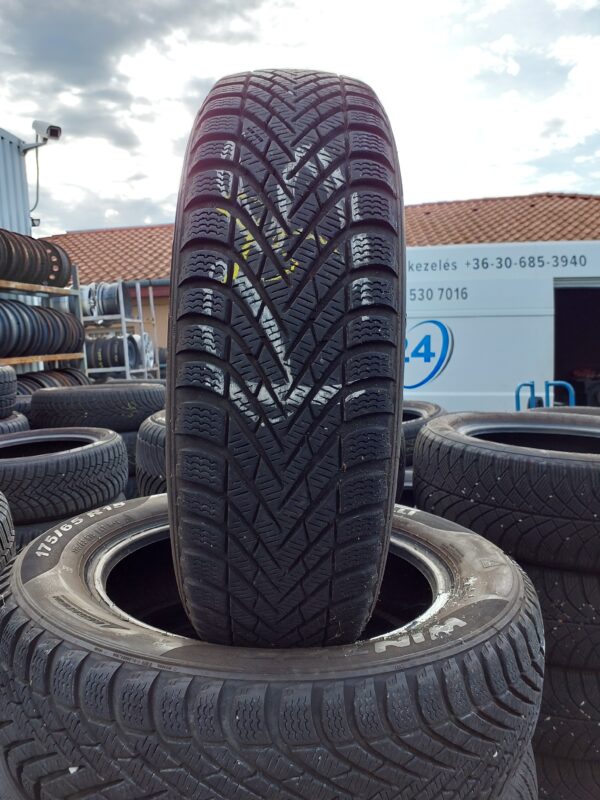 Pirelli Cinturato Winter 175/65 R 15 84 T | téli   DOT3518 6.4 mm