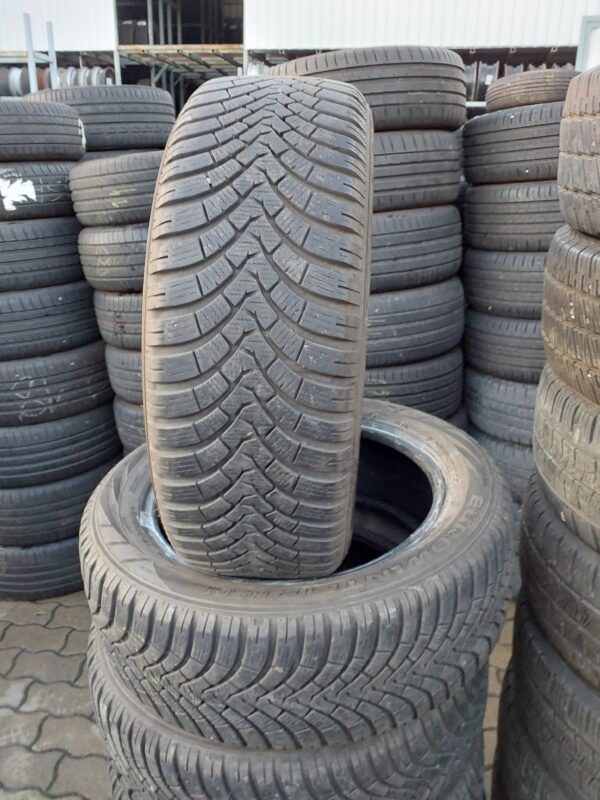 Falken EuroWinter HS01 215/55 R 17 98 V | téli   DOT2018 6.4 mm