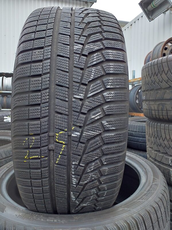 Hankook W320 245/40 R 19 98 V | téli   DOT3218 6.8 mm