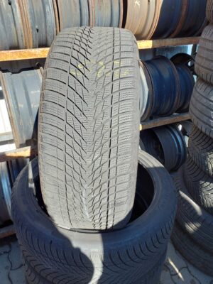 Goodyear Ultra Grip 3 235/40 R 19 96 V | téli   DOT3023 5.5 mm