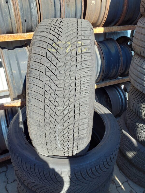 Goodyear Ultra Grip 3 235/40 R 19 96 V | téli   DOT3023 5.5 mm