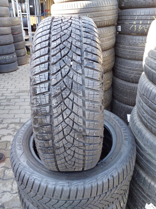Goodyear UG Performance + 225/55 R 17 97 H | téli   DOT3322 6.8 mm