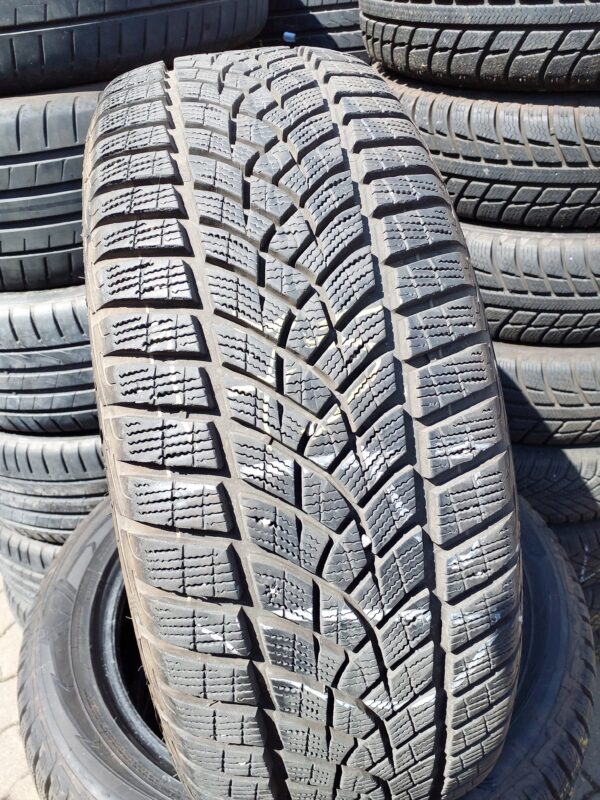 Goodyear UG Performance + 215/55 R 17 98 V | téli   DOT2619 7.8 mm