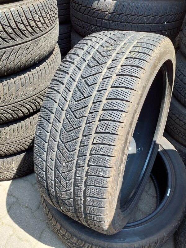 Pirelli Scorpion Winter mo1 285/40 R 22 110 V | téli   DOT3422 6.8 mm