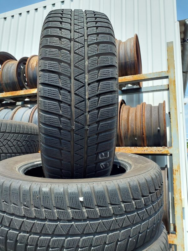 Sumitomo WT200 215/60 R 16 99 H | téli   DOT2318 6.7 mm