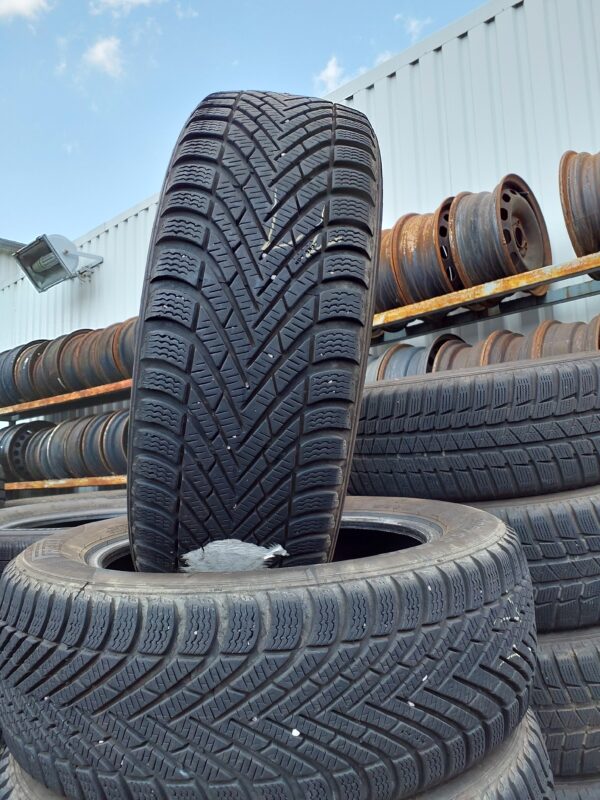 Pirelli Cinturato Winter 205/55 R 16 91 T | téli   DOT2618 7 mm