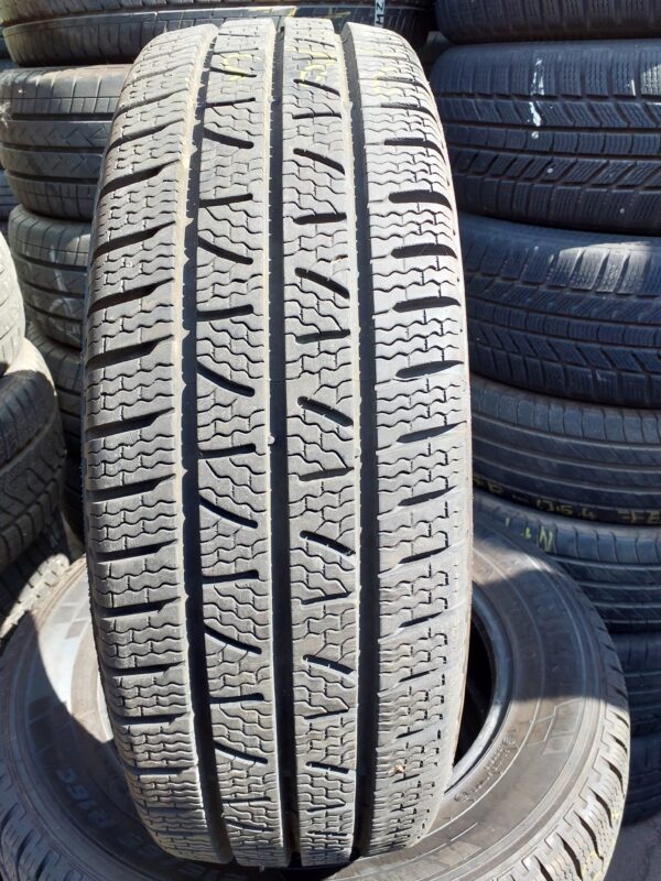 Pirelli Carrier Winter 215/65 R 16 C 109/107 R | téli   DOT3021 8.6 mm