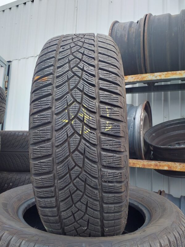 Goodyear UG Performance + 215/60 R 16 99 H | téli   DOT3421 7 mm